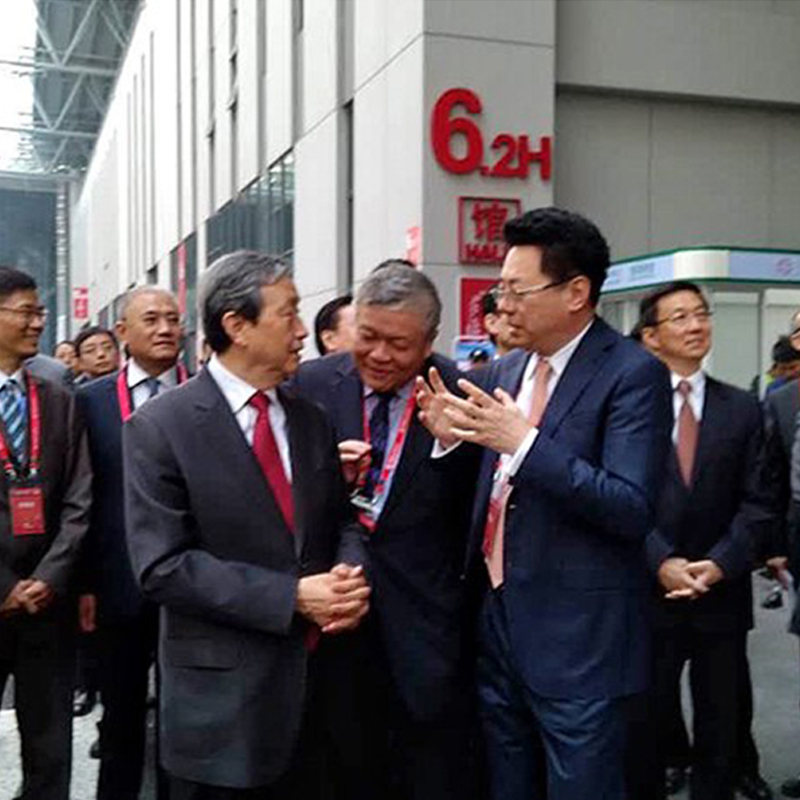 國務(wù)院副總理馬凱視察木馬作品普羅娜智慧照明，木馬設(shè)計(jì)驚艷亮相上海2015工博會