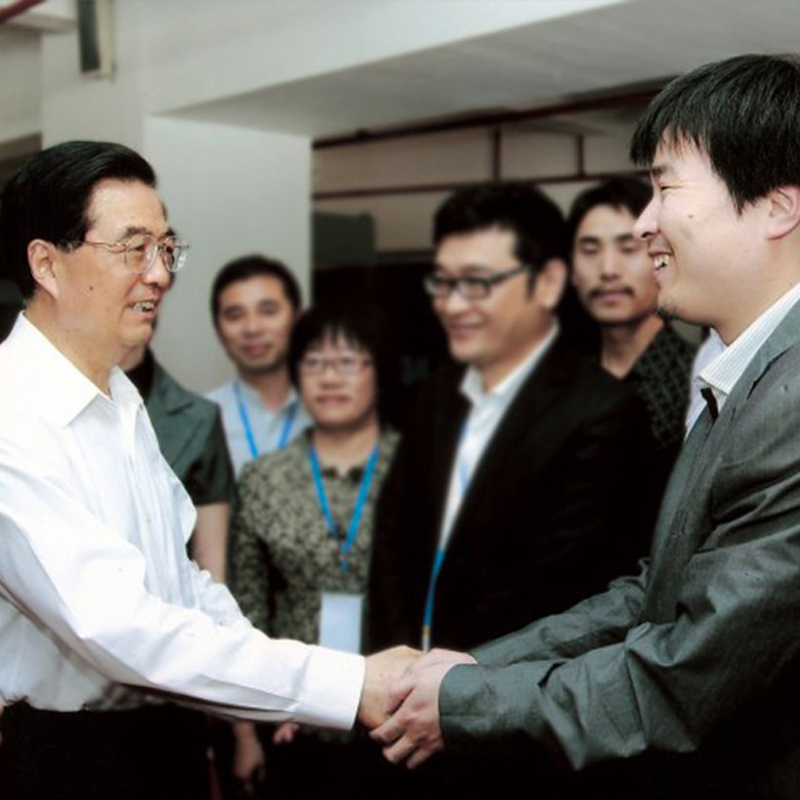 胡錦濤總書記親切接見木馬設(shè)計(jì)總監(jiān)丁偉先生