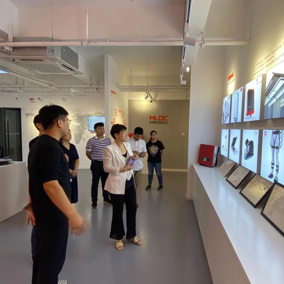 大關(guān)街道黨工委書記黃蘇萍一行到訪杭州木馬聯(lián)龍工業(yè)設(shè)計(jì)中心